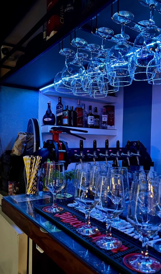 La barra de Contrabando preparada con copas y botellas