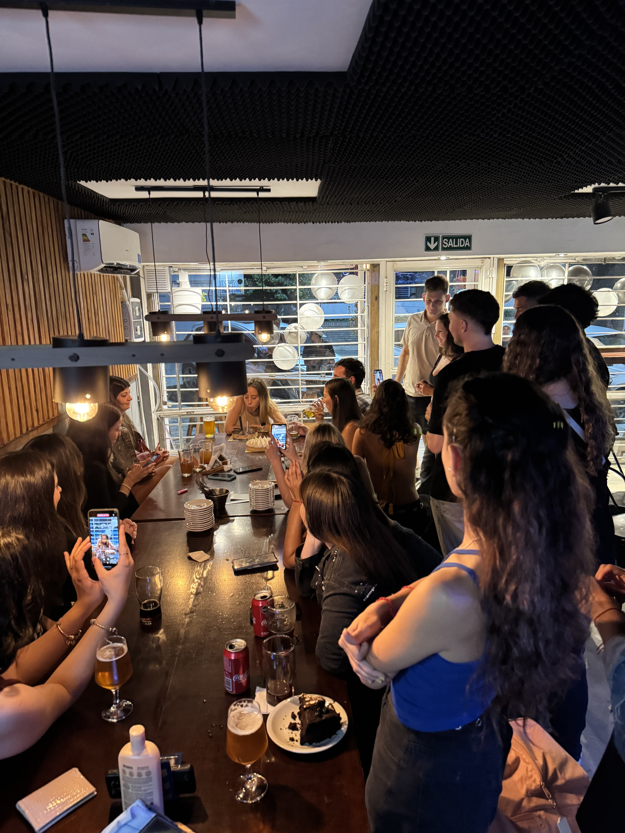Amigos reunidos alrededor de la barra de Contrabando