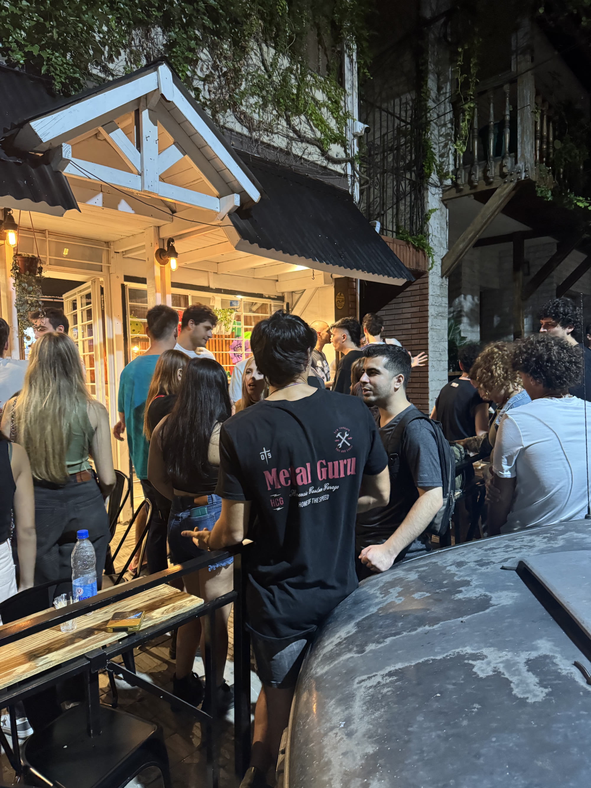 La vereda de Contrabando llena durante la noche